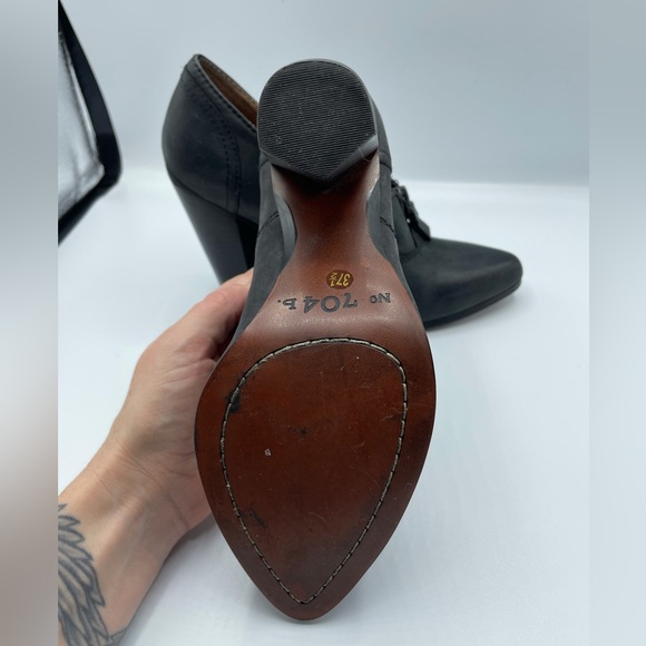 No. 704 B Heels Size 7.5 - Picture 4 of 6